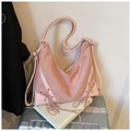 Roze suède hobo schoudertas met vetersluiting details en verstelbare schouderriem - Roze