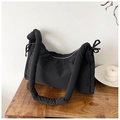 Detalle de un bolso de hombro acolchado negro con diseño de nudos en la bandolera - Negro