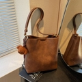 Braune Beuteltasche aus Leder mit Teddybär-Anhänger und verstellbarem Schultergurt - Braun mit Anhänger