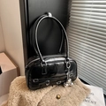 Schicke schwarze Lackleder-Achseltasche mit silbernem Bogen-Herz-Anhänger für Damen - Schwarz (mit Anhänger)