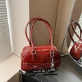 Glänzende rote Handtasche mit Schleife und Metallanhänger im schicken Retro-Mode-Stil - Weinrot (Mit Anhänger)
