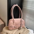 Rosafarbene Schultertasche aus Kunstleder mit Schleifen und silbernem Herzanhänger - Rosa (mit Anhänger)
