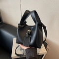 Elegante borsa a secchiello nero opaco con fibbia in metallo e tracolla regolabile - Nero