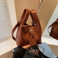 Elegante borsa a secchiello in pelle marrone caramello con manico e fibbia dorata - Marrone