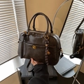 Bolso Boston de cuero mate gris oscuro con herrajes dorados y adorno de nudo - Café con Colgante