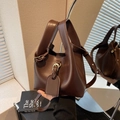 Secchiello vintage marrone scuro in pelle opaca con tracolla regolabile da donna - caffè