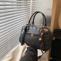 Bolso tipo almohada de cuero negro retro con correa ajustable y colgante dorado AM - Negro con colgante