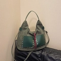 Bolso tote verde oscuro mate con remaches plateados y cordón trenzado rojo - Verde