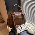 Bolso Boston retro marrón con cierre de metal giratorio y adorno de borla tejida - Marrón con colgante