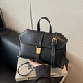 Matte zwarte crossbody tas met witte stiksels, gouden gesp en kort bovenhandvat - Zwart