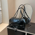 Borsa a spalla nera lucida con cinturini a fibbia e dettagli a fiocco eleganti - Nero