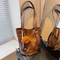 Borsa a secchiello marrone in similpelle con texture nuvola e ciondolo a forma di orso - Marrone