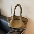 Bolso tote de ante verde oliva con diseño plisado y asas delgadas en sofá de cuero - Verde