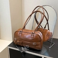 Borsa a spalla in pelle marrone scuro lucida con fibbie decorative e dettaglio a fiocco - Marrone