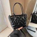 Sac seau noir matelassé chic avec motif losanges brillants et poignée à nœud élégante - Noir