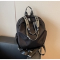 Detailansicht des schwarzen Nylon-Rucksacks mit Jacquard-Gurtband und wasserfestem Stoff - Schwarz