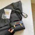 Sac à main en cuir noir avec ferrures dorées et broderie teckel marron sur le rabat - Noir sans Pendentif