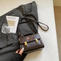 Sac bandoulière marron foncé en similicuir avec broderie de teckel et boucles métalliques - Café sans Pendentif
