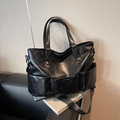 Borsa tote nera in pelle cerata con tasche esterne e tracolla lunga rimovibile - Nero