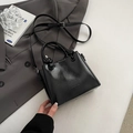 Secchiello in pelle cerata nera con manico a nodo e tracolla regolabile chic - Nero senza Ciondolo