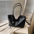 Borsa tote nera minimalista con spalline a nodo e ciondolo a sfera in metallo lucido - Nero