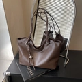 Borsa tote in pelle marrone scuro con bordo ondulato e ciondolo a forma di pianeta - Marrone