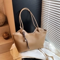 Borsa tote in pelle PU kaki con bordo superiore ondulato e pendente a campanella - Marrone