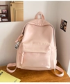 Dettaglio dello zaino in pelle PU rosa chiaro con ciondolo a orso e logo Hoog - Rosa con ciondolo