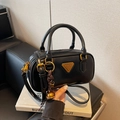 Borsa Boston nera in finta pelle opaca con placca dorata e ciondolo a sfera - Stile con Pendente / Nero