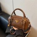 Borsa a mano cilindrica in pelle marrone con finiture dorate e tracolla regolabile - Stile con Pendente / Marrone