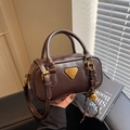 Borsa Boston in pelle marrone scuro con placca logo e tracolla rimovibile trendy - Stile con Pendente / caffè