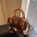 Borsa boston in pelle marrone con blocchi di colore cioccolato fondente e doppi manici - Stile con Pendente / Marrone e Cachi