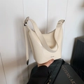 Crèmeweiße Eimertasche aus Faltenleder mit Silberschnalle und NO FILTER Logoaufdruck - Gebrochenes Weiß
