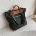 Grande borsa tote in tela verde scuro con finiture in pelle marrone e stampa bianca - Verde