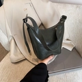 Dunkelgrüne Eimer-Tasche aus Ölwachsleder mit verstellbarem Riemen und Vintage-Textur - Graugrün