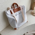 Borsa tote minimalista in tela beige con manici in pelle marrone e tracolla regolabile - Bianco