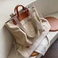 Borsa tote in tela minimalista con finiture in pelle marrone su gradini bianchi - Cachi