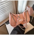 Primer plano del bolso hobo de charol rosa con cadena plateada y acabado brillante - Rosa