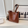 Retro-braune Eimertasche mit großem Fassungsvermögen, Plüschhasen-Anhänger und Lederstruktur - Braun (Mit Anhänger)