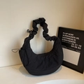 Borsa a tracolla trapuntata in nylon nero con manico a pieghe alla moda per il 2025 - Nero