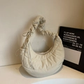 Borsa a spalla beige trapuntata a mezzaluna in nylon con tracolla arricciata chic - Bianco Sporco