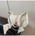 Detailansicht der weißen Vintage-Achseltasche mit Silberkette und glänzendem PU-Leder - Weiß