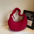 Borsa a spalla trapuntata rossa a mezza luna con tracolla arricciata in nylon - Borgogna