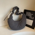 Borsa a mezzaluna in nylon trapuntato grigio scuro con tracolla arricciata donna - Grigio