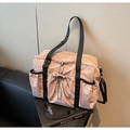 Vue détaillée du sac de voyage rose étanche avec poche à cordon et poignées solides - Rose