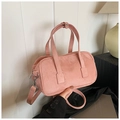Detalle del bolso rosa con textura mate, herrajes plateados y correa ajustable extraíble - Rosa