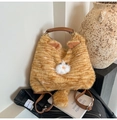 Detail der flauschigen orangefarbenen Katzen-Tasche mit weichem Kunstfell und Ledergriffen - Braun