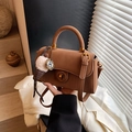 Borsa a tracolla marrone in pelle smerigliata con chiusura metallica e ciondolo - Marrone con ciondolo
