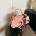 Borsa a tracolla in camoscio rosa con chiusura a scatto dorata e ciondolo peluche - Rosa con ciondolo