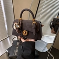 Borsa a tracolla retrò marrone scuro opaco con chiusura dorata e ciondolo peluche - Caffè con Ciondolo